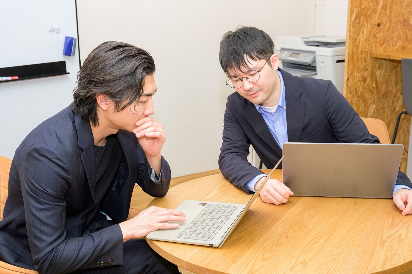 画面を見ながら相談する2人