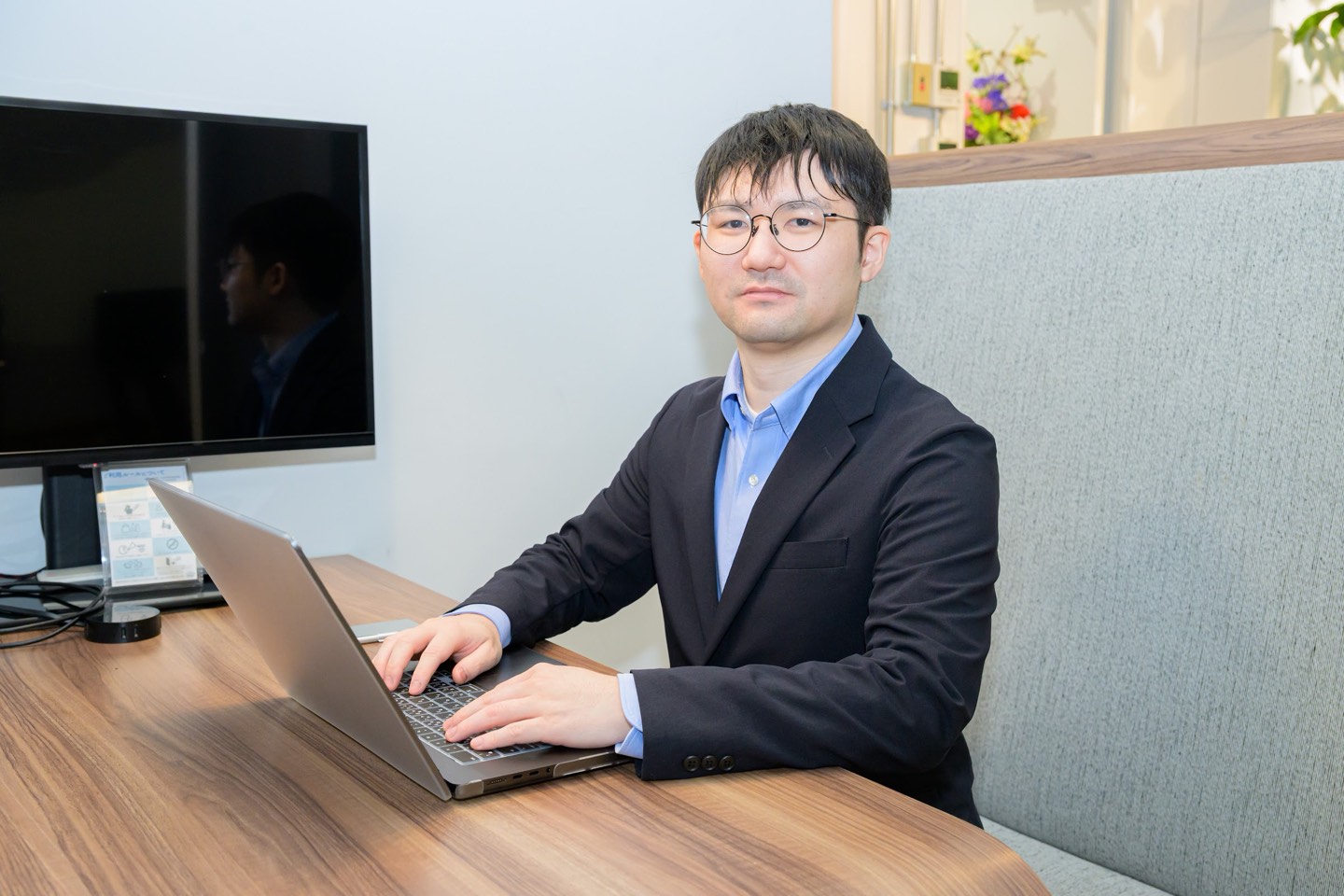 ノートPCで作業するメンバー